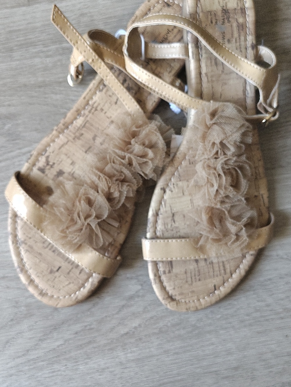 5/$10👋🏾🆕Jaclyn Smith Tan Floral Tulle T-Strap Sandals Sz 11